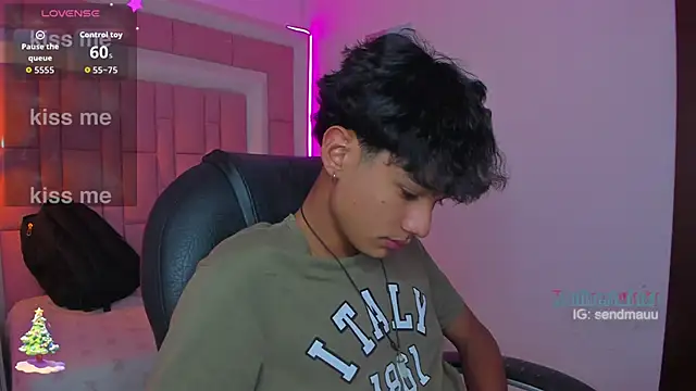 OliverTwinky online show from December 4, 2:35 pm