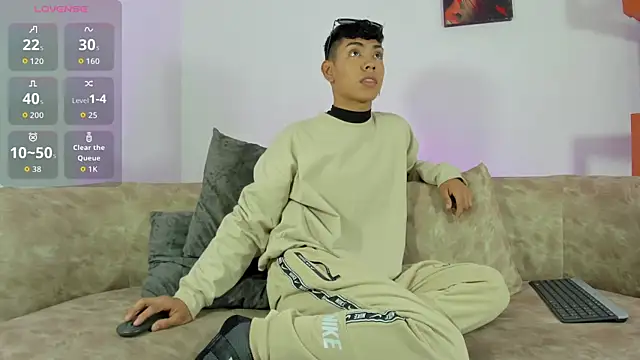 LoganTwink18 online show from November 13, 12:43 pm