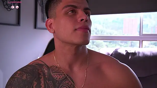Snapshot of tyler_muscle1 chatting on September 18, 7:49 pm tyler muscle1 online show from September 18, 7:49 pm