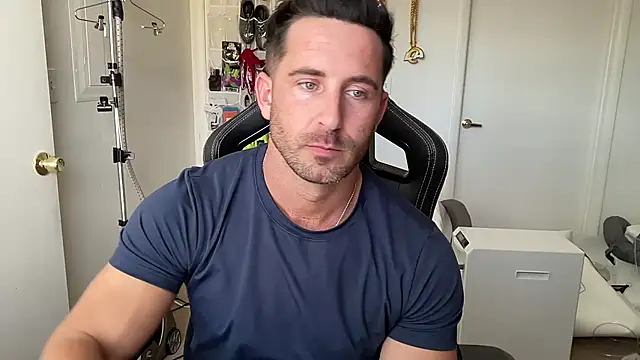 brettmycles28 online show from July 25, 9:22 pm