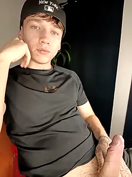 Snapshot of Logan_sixxer chatting on September 18, 10:56 pm Logan sixxer online show from September 18, 10:56 pm