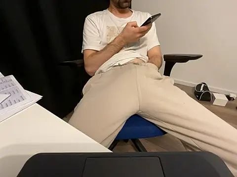 Frankieyyy1 online show from April 10, 10:06 pm