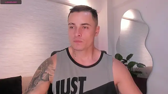 connorsmiith online show from April 17, 9:56 am