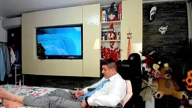 SpartacusDaddy48 online show from April 11, 6:42 am