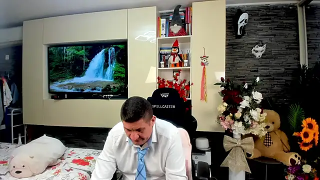 SpartacusDaddy48 online show from April 13, 10:54 pm