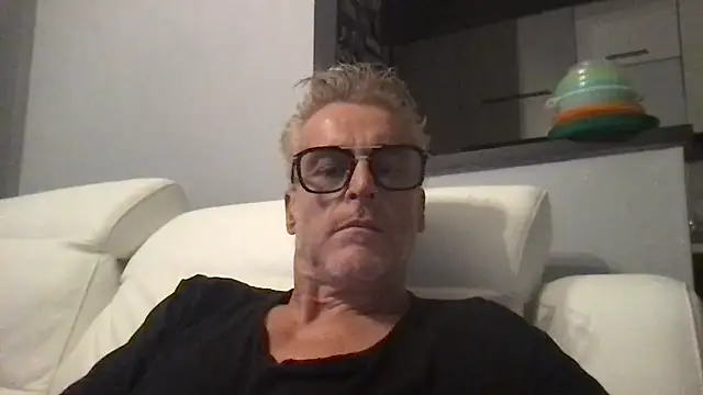 Axl hot online show from July 25, 10:06 pm