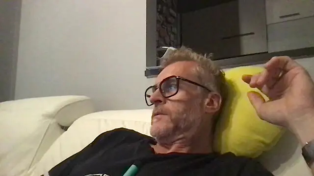 Axl hot online show from June 3, 7:52 pm