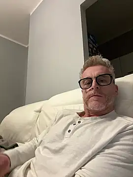 Axl hot online show from March 18, 6:33 pm