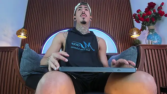 Donovan Desmond online show from November 5, 8:33 pm