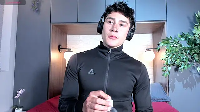 AustinJones  online show from February 4, 8:04 pm