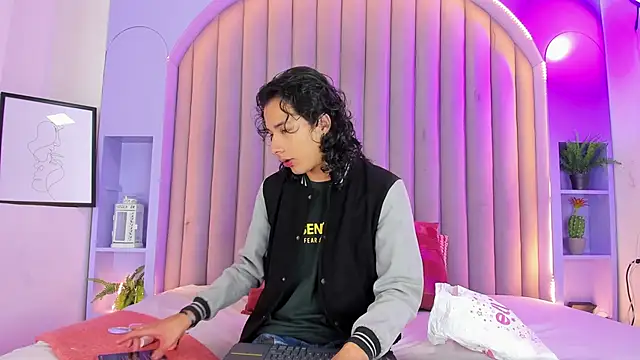 BenjiFiore  online show from November 1, 8:02 pm