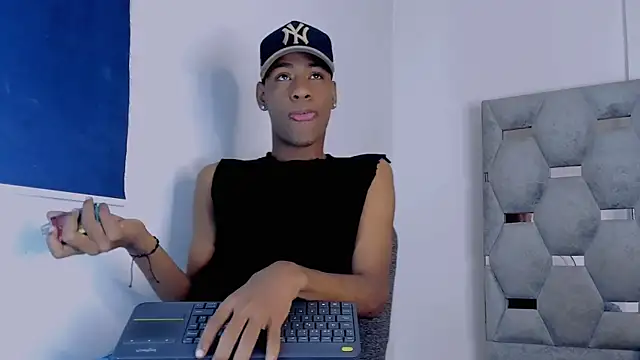 Snapshot of tiago_xxx_ chatting on October 18, 9:31 pm tiago xxx online show from October 18, 9:31 pm