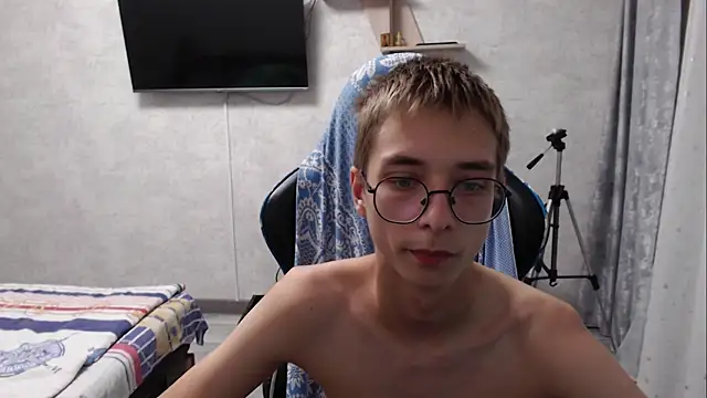 glasses cat online show from August 1, 9:03 pm