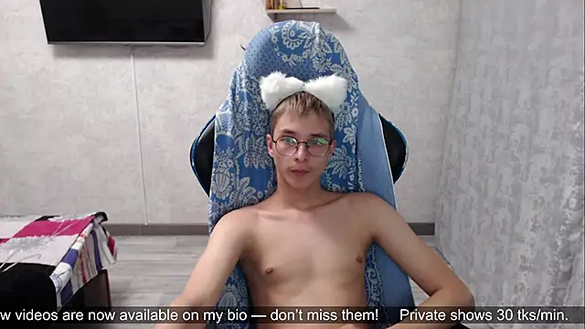 glasses cat online show from May 16, 11:25 pm