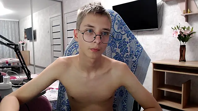 glasses cat online show from May 10, 5:14 pm
