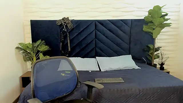 MrJustin  online show from October 30, 9:05 pm