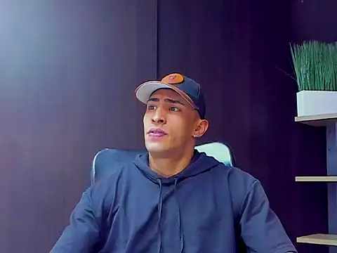 Snapshot of adrian_ray chatting on September 30, 12:06 am adrian ray online show from September 30, 12:06 am