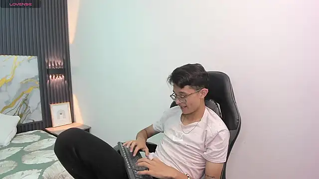 SantiagoRusso18 online show from February 16, 8:29 pm