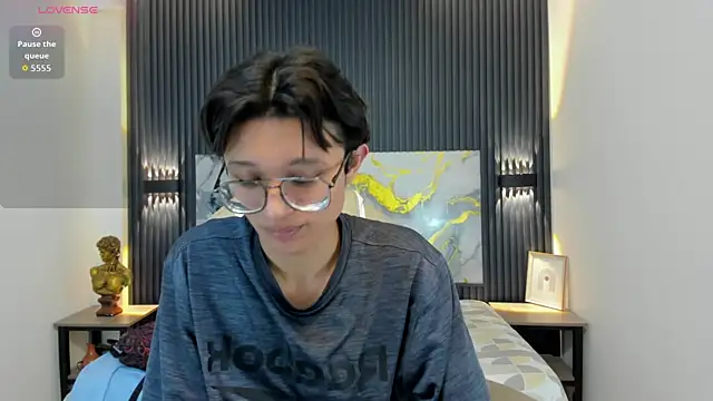 SantiagoRusso18 online show from December 2, 2:47 am