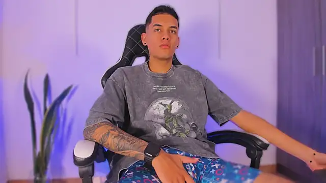 Nickyblazze  online show from October 24, 1:02 pm