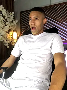 B Wild online show from November 1, 4:27 am