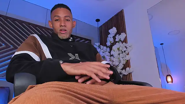 B Wild online show from February 3, 4:10 am