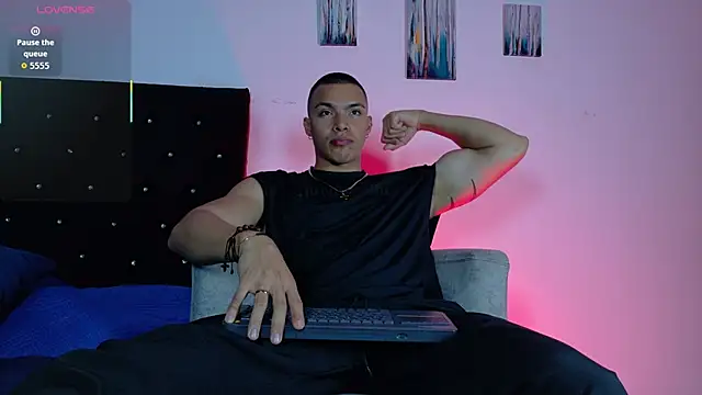 adriel escalante online show from April 12, 2:26 am