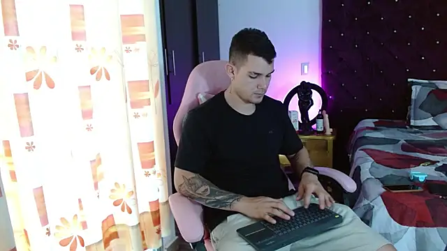 BooyHott  online show from November 21, 7:35 pm