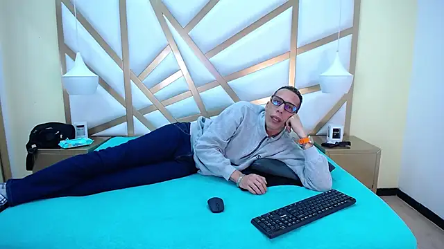 Mau Thompsons online show from October 1, 6:06 am