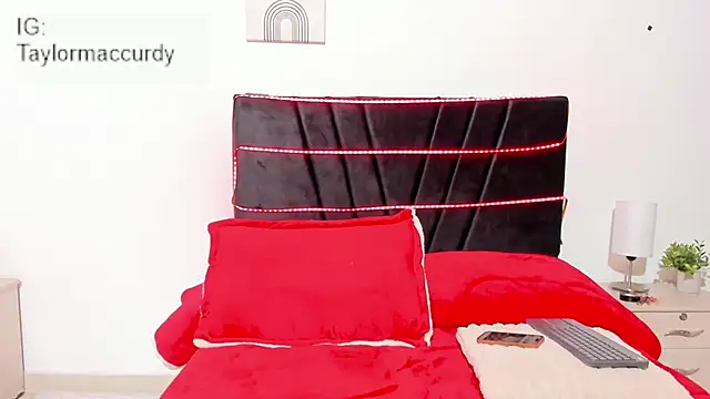 Taylormaccurdy  online show from November 28, 2:52 pm