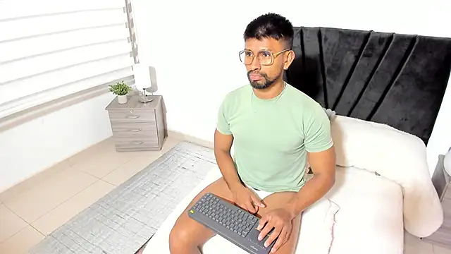 Taylormaccurdy  online show from October 22, 3:49 pm