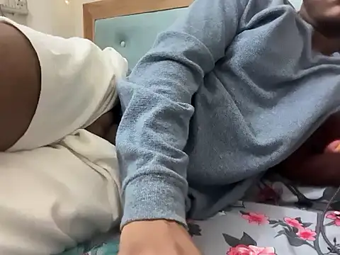 Snapshot of YourBlackBull chatting on October 4, 9:36 am YourBlackBull online show from October 4, 9:36 am