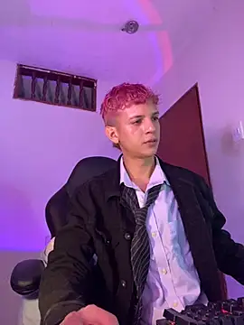 tylernova online show from November 12, 4:40 am