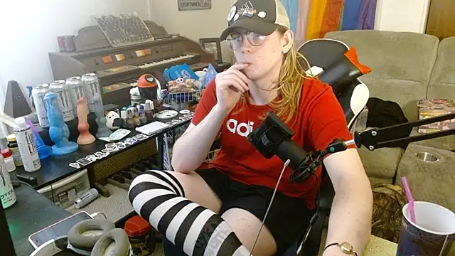Snapshot of Kat_witha_Peen chatting on October 26, 11:01 am Kat witha Peen online show from October 26, 11:01 am