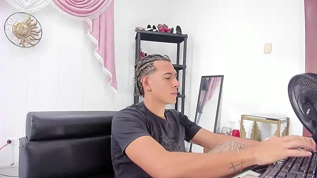 Hayden Boy  online show from November 17, 8:01 pm