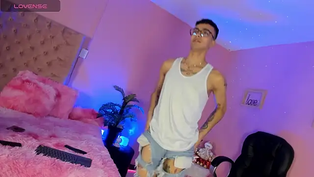 the fenix boy online show from December 3, 3:01 am