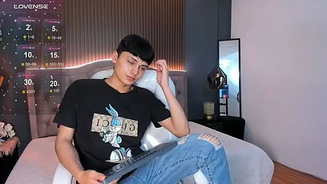 Maxii18  online show from November 12, 7:19 pm