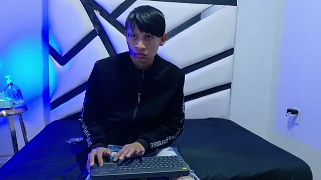 ALEXANDRO BOVER online show from November 4, 7:15 pm