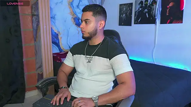 Tiler wolker online show from November 12, 10:47 pm