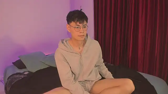 estmonnn online show from November 11, 12:04 am