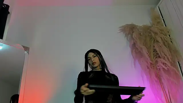 Dominique Rae online show from November 21, 2:38 pm