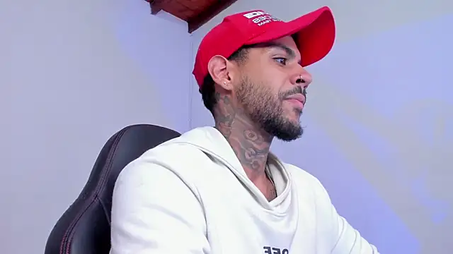 LuigiVitale 1 online show from November 27, 8:07 am