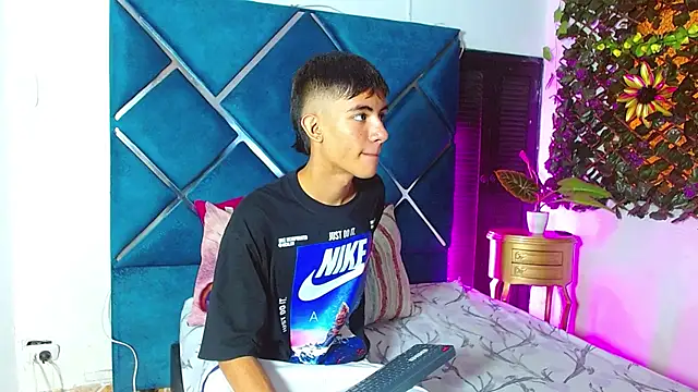 JamesConnor001 online show from November 17, 7:17 pm