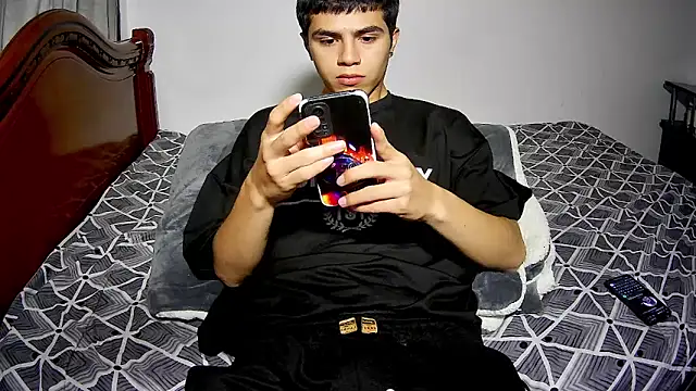 HouseOfHeat online show from February 6, 4:15 pm