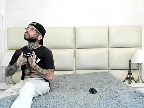 CalvinKorvus online show from December 18, 9:33 pm