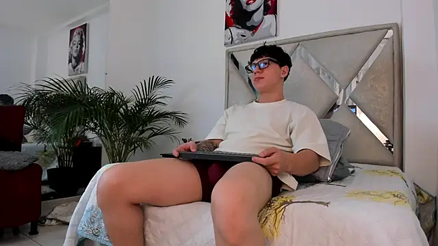 Liam saint online show from February 25, 12:50 pm