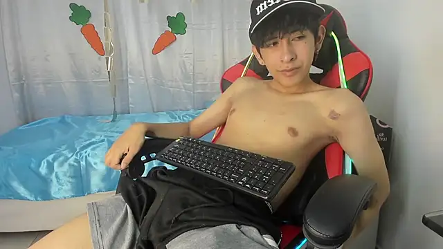 julian xx online show from April 10, 7:10 pm