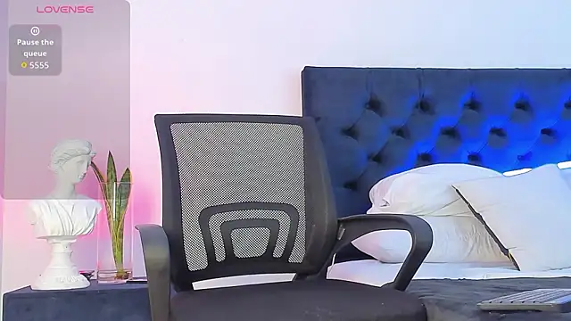 Marcus Moreno online show from February 8, 9:30 pm