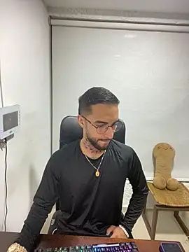 juanlouis pierre online show from February 13, 11:43 pm