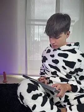 Naim TheKing online show from April 8, 8:28 pm